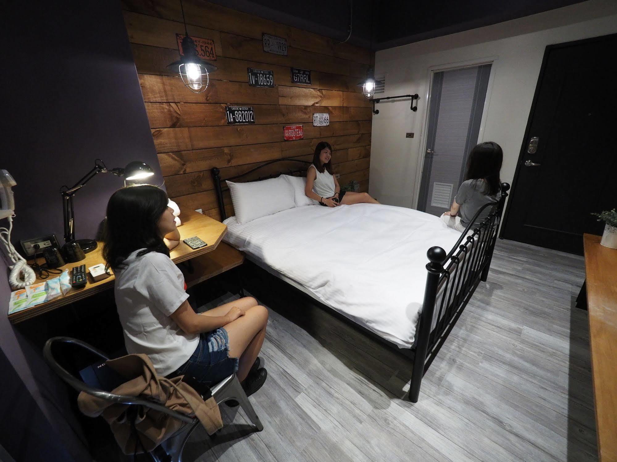 Loft Hostel Fengjia Taichung Dış mekan fotoğraf