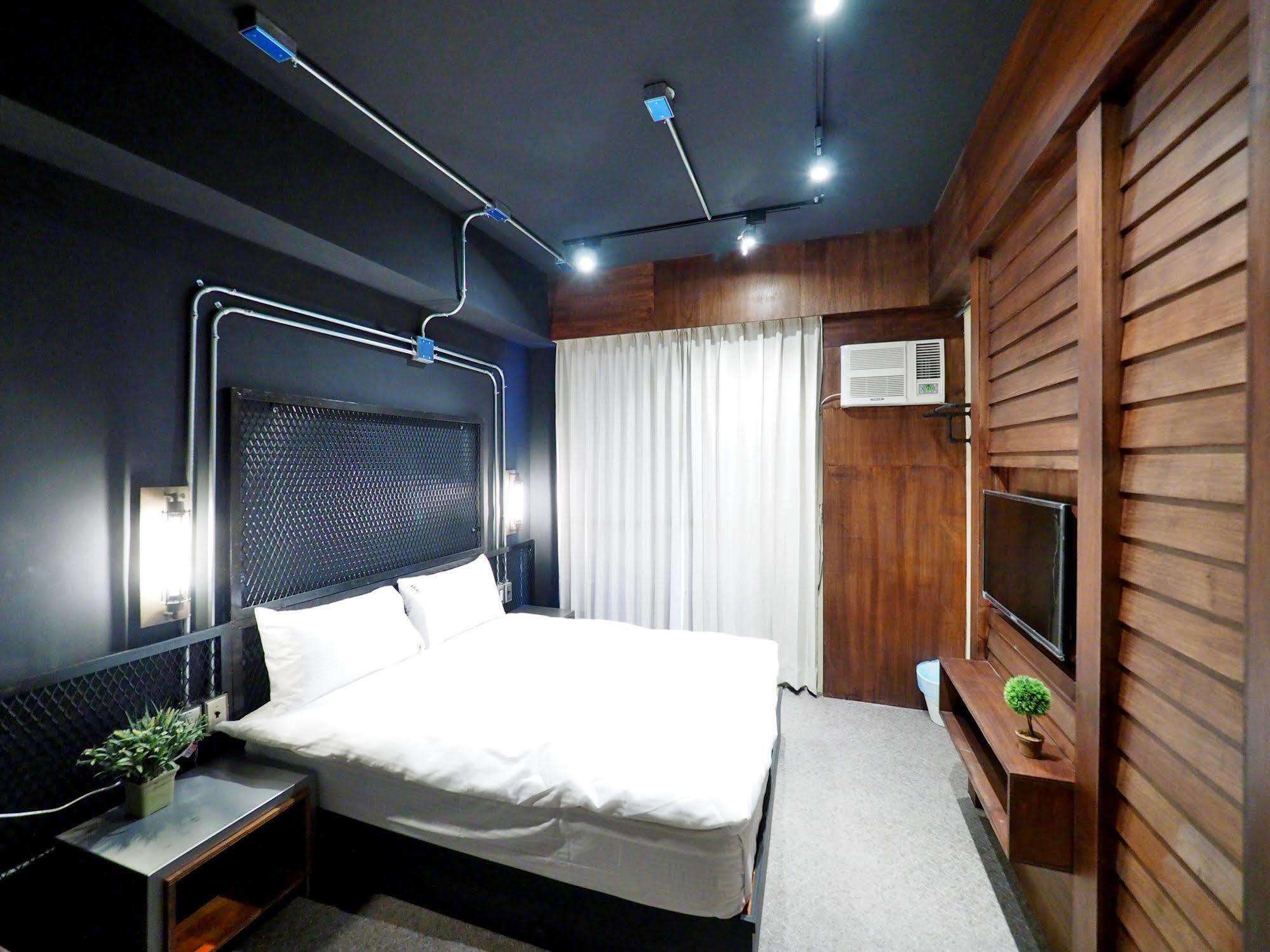 Loft Hostel Fengjia Taichung Dış mekan fotoğraf